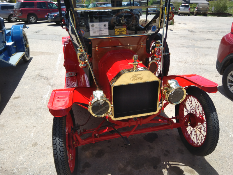 Illustration for article titled When you go to lunch and see an horseless carriage rally